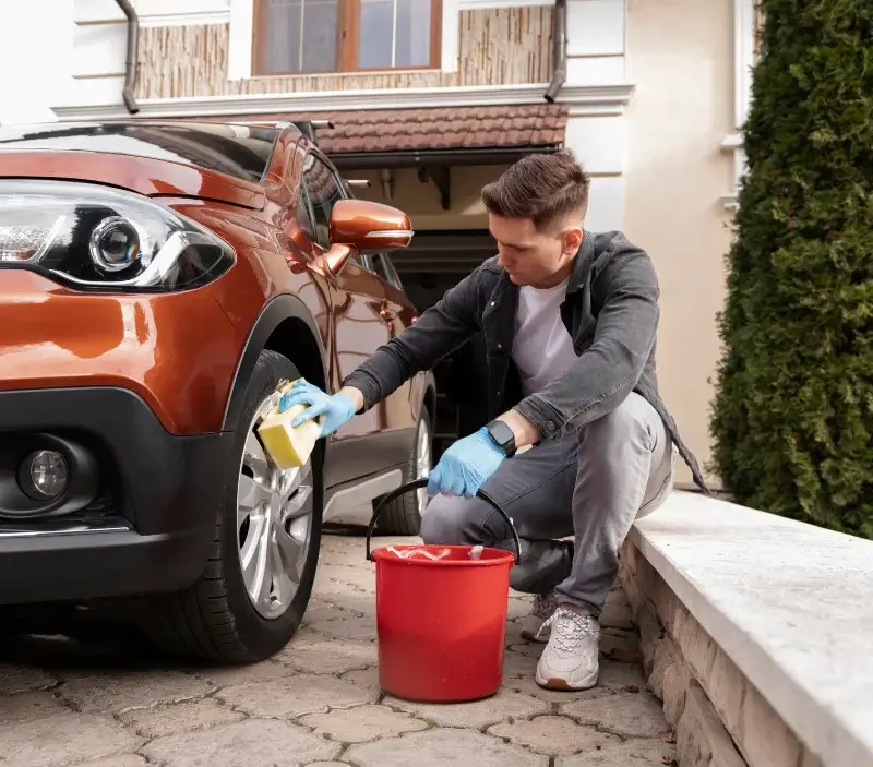 Lavage auto à domicile Bellefont-La Rauze : professionnel intervenant sur un véhicule